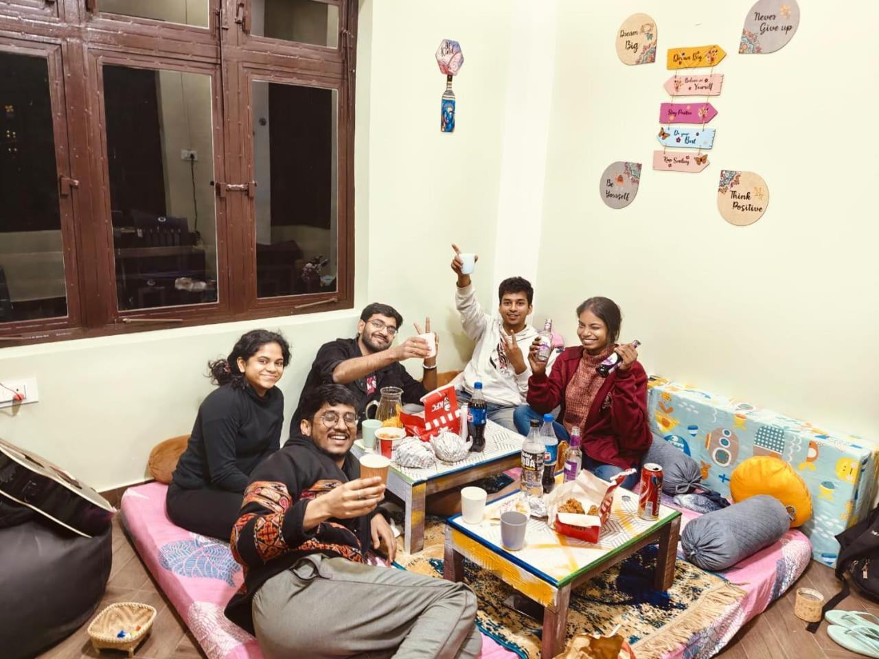 Xtsy Travellers Hostel Shillong Exterior photo